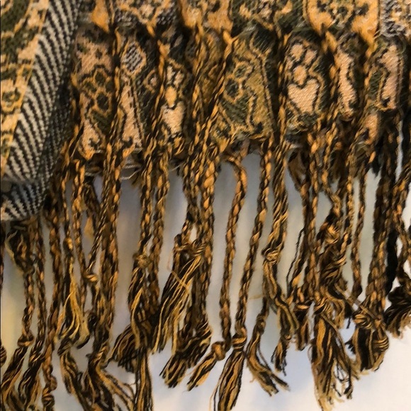 Never Worn Green Paisley Fringed Shawl - Picture 3 of 5